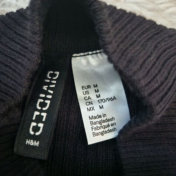 Divided by H&M Peek-a-boo Bust Cut-Out Mock Neck Ribbed Top Women's‎ Size Medium - Picture 4 of 9